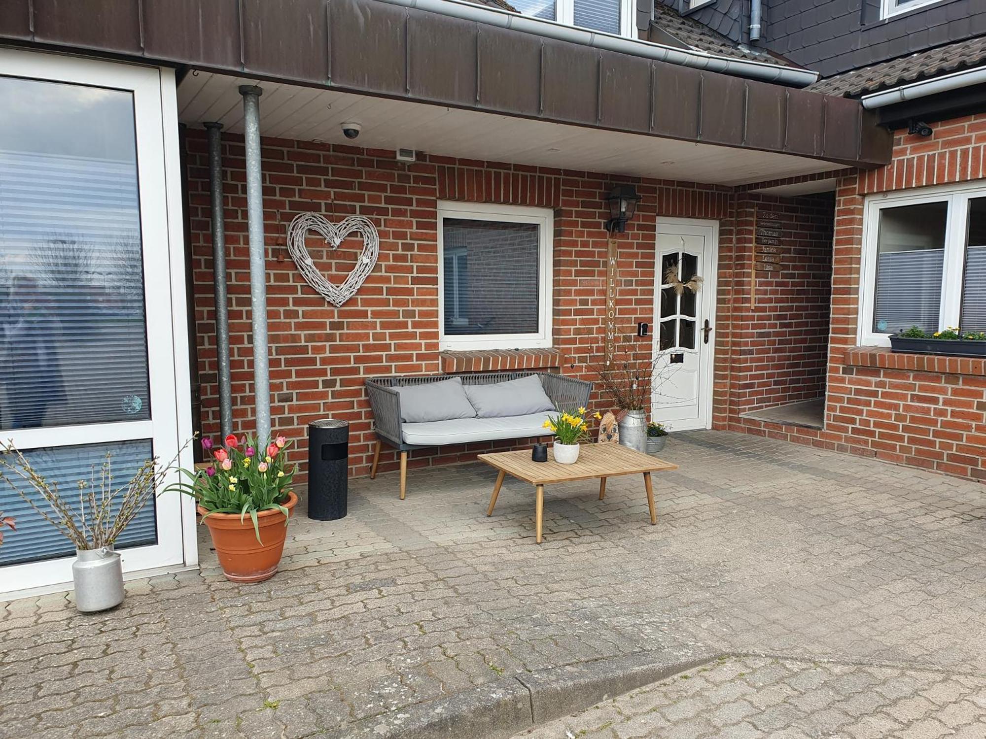 Neumuhler Hof: Spacious Family Apartment with Multiple Bathrooms and Free Parking Schwerin  Exterior photo